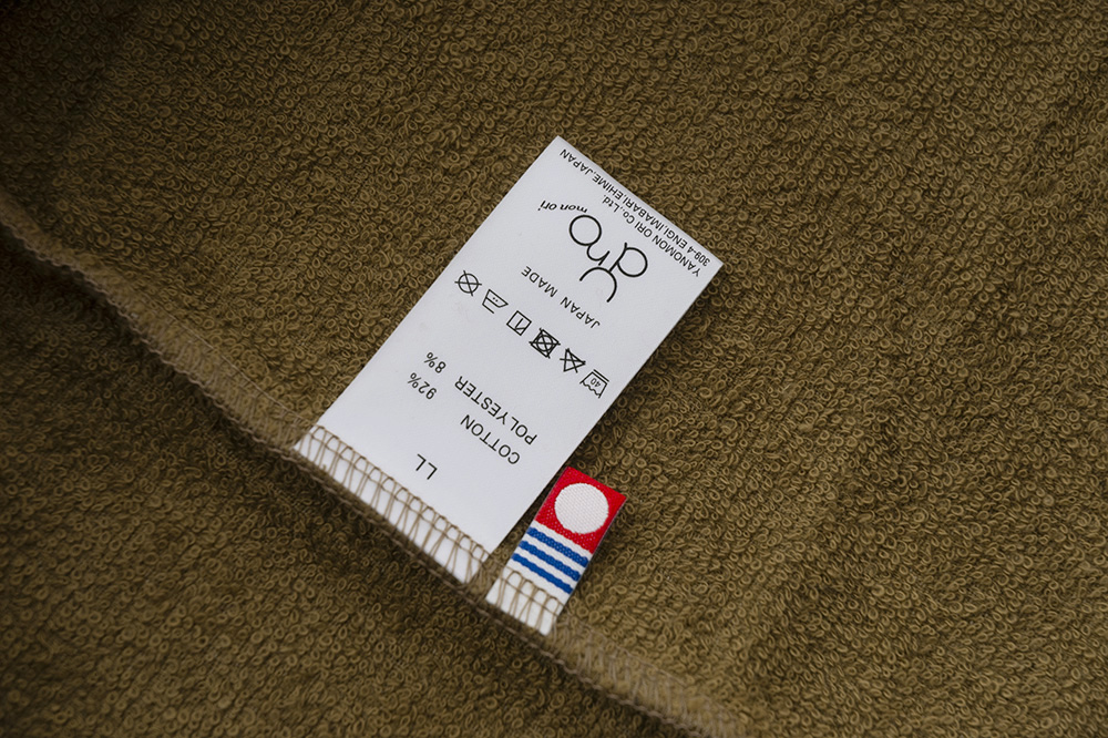 カーキ